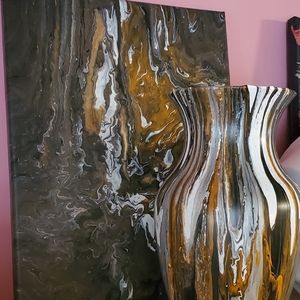 Canvas and vase Harley Davidson colors